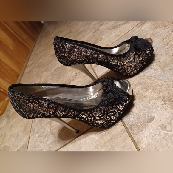 Black and Silver Lace Peep Toe Heels With Bow Size 7 1/2 - Picture 4 of 11